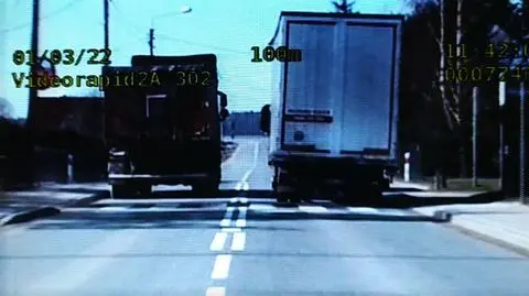 Ciężarówka wyprzedzała ciężarówkę na przejściu dla pieszych