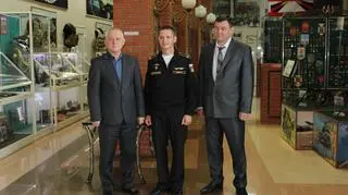 Stanisław Rżycki (w środku) jako dowódca okrętu Krasnodar odwiedza administrację miejską. Zdjęcie z października 2017 roku 