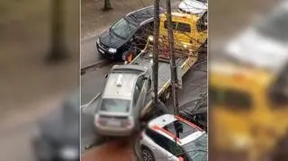 Zaparkował na "kopercie", dostał mandat. Był problem z odholowaniem auta