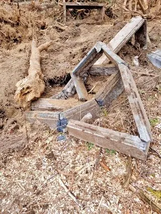 Zniszczone obramowania grobów