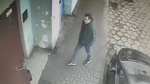 Ktoś zaatakował kobietę w bloku. Policja szuka mężczyzny z nagrania