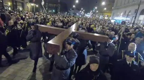 Nycz przemawiał do wiernych w trakcie Drogi Krzyżowej w Warszawie