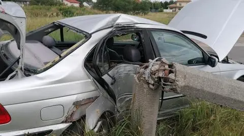Włocławek. Samochód osobowy owinął się wokół latarni, w środku dwie młode osoby