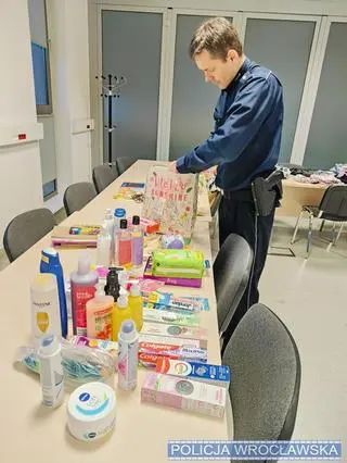 Policjanci z Wrocławia pomogli dzieciom, które odebrali rodzicom