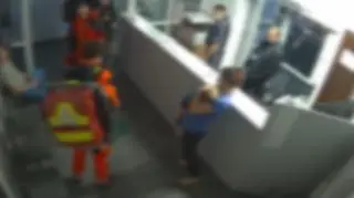 Rodzice z nieprzytomnym trzylatkiem w komendzie policji