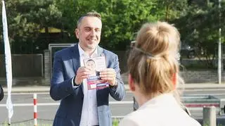 Kandydat KO rozdający ulotki