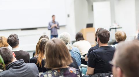 szkola uczelnia wyklad studenci shutterstock_762977863
