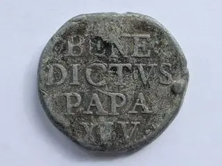 Na rewersie widzimy imię papieża Benedykta XIV