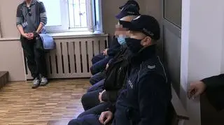 Osadzeni wraz ze strażnikiem więziennym zostali skazani za korupcję
