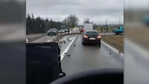 Buraki wysypały się na drogę