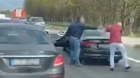 Dwóch mężczyzn okładało się w korku na obwodnicy Trójmiasta. Jeden z nich usłyszał zarzuty