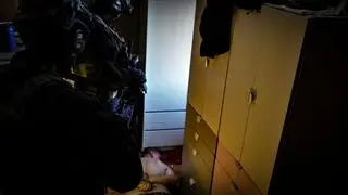 Kolejni agresywni pseudokibice w rękach policjantów
