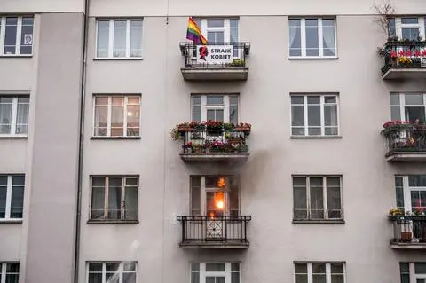 Mieszkanie zapaliło się po tym, jak na balkon wpadła raca