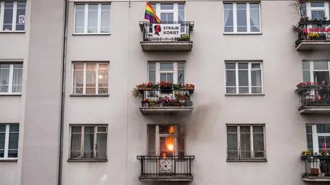 Mieszkanie zapaliło się po tym, jak na balkon wpadła raca