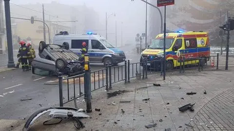 Uderzył w barierki i dachował w centrum miasta. "Tak się kończy 'rumakowanie' z ponad 2 promilami"