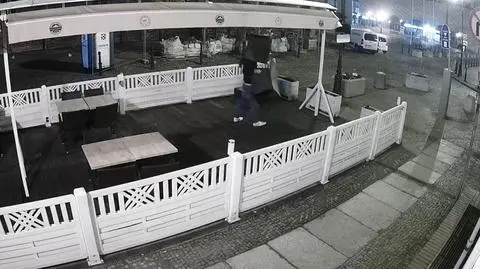 Z nagrania z kamery restauracji wynika, że mężczyzna działał sam