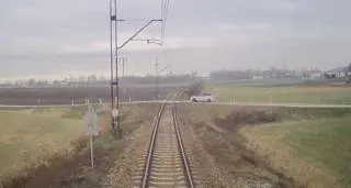 Kierowca uniknął zderzenia z pociągiem w ostatniej chwili 