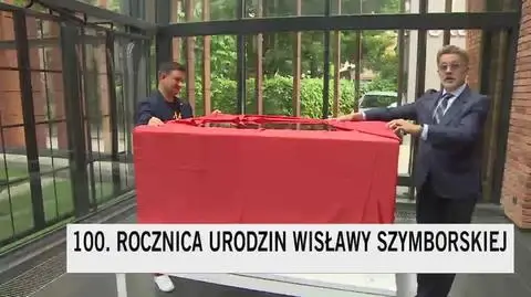 Budowla z popularnych klocków przedstawia moment wręczenia Wisławie Szymborskiej Nagrody Nobla