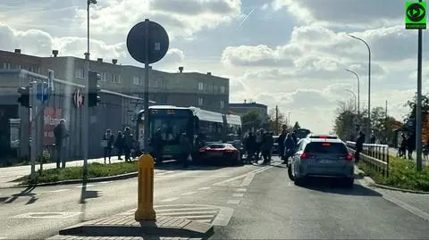 Kraksa kilku pojazdów, wśród nich lamborghini i autobus. Jedna osoba zabrana do szpitala