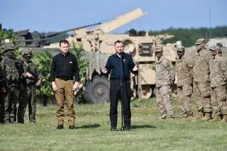 Prezydent Andrzej Duda i minister obrony narodowej Mariusz Błaszczak na poligonie w Drawsku Pomorskim