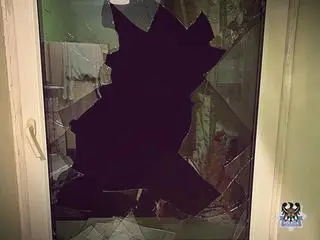 33-latek jest podejrzany o zniszczenie samochodu, stłuczenie okna i rozbicie telewizora