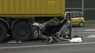 Kierowca ciężarówki uderzył w tył toyoty avensis. Toyota wbiła się pod naczepę
