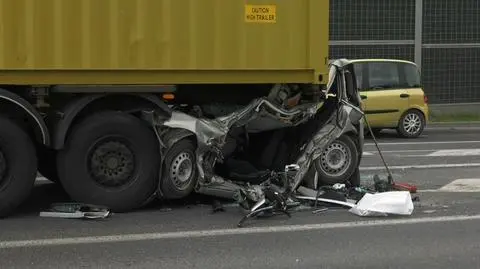 Zmiażdżone auto pod naczepą ciężarówki