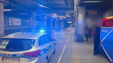 Policjanci pilnowali ciała zmarłego mężczyzny. Czekali na lekarza, który stwierdziłby zgon
