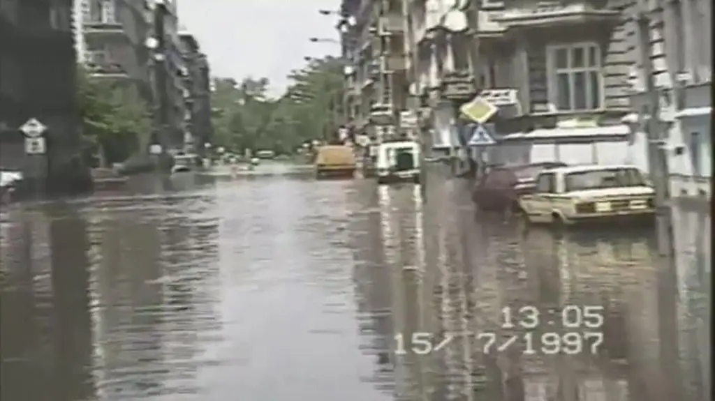 15 lipca 1997 r. we Wrocławiu. Zalane Nadodrze