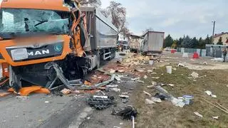 Zderzenie dwóch ciężarówek na DK 74