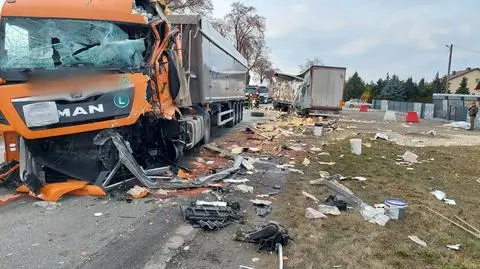 Zderzenie dwóch ciężarówek na DK 74