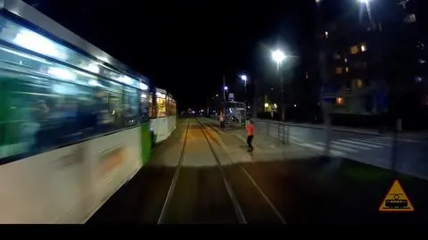 Szła prosto na tory, patrząc w ekran telefonu
