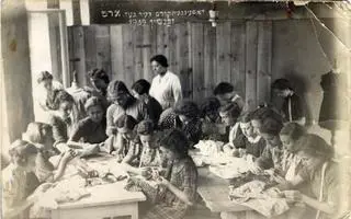 Grupa osób na kursie nauki szycia dla dziewcząt w Zbąszyniu w 1939 roku