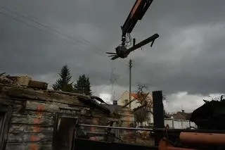 Bale zostały oznaczone. Zabierze je firma zajmująca się rekonstrukcją zabytkowych domów