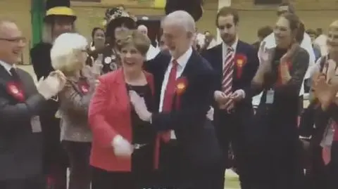 Jeremy Corbyn i niefortunna próba przybicia piątki