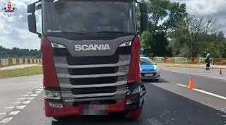 Auto zderzyło się z ciężarówką 
