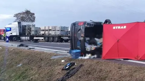 Zjechał ze swojego pasa, zderzył się z ciężarówką. 51-latek nie żyje