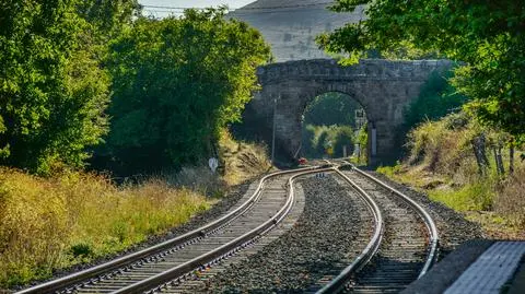 kolej pociag tory asturia jhiszpania shutterstock_1484347484