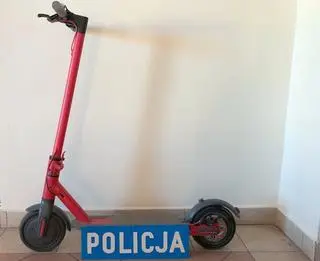 Chłopcy jechali hulajnogą