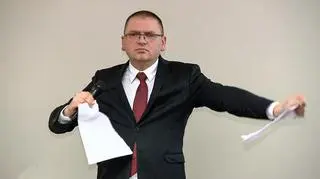 Nawacki uniknie dyscyplinarki za porwanie uchwał. Sędzia Radzik umorzył postępowanie