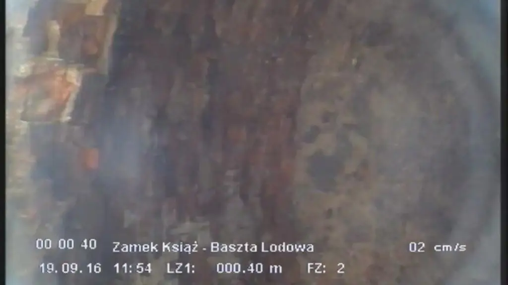 Zapis z kamerki wpuszczonej do wnętrza studni. Przyspieszony 8 razy