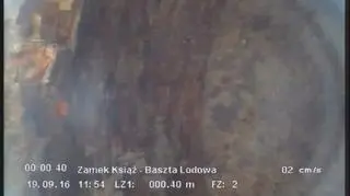 Zapis z kamerki wpuszczonej do wnętrza studni. Przyspieszony 8 razy