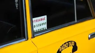 "Wysiadać od strony chodnika" - taką tabliczkę umieszczono za oknem