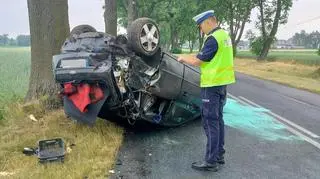 Samochód osobowy wpadł w poślizg, uderzył w drzewo, a następnie dachował
