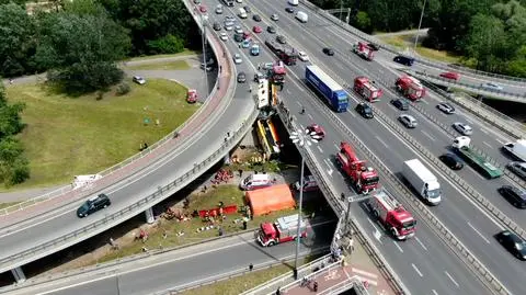 Autobus miejski spadł na Wisłostradę z wiaduktu trasy S8