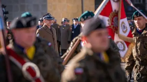 Generał Rajmund Andrzejczak (w tle)
