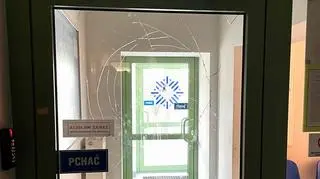 Pijany mężczyzna rozbił szybę w jednostce policji we Wrocławiu