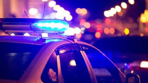 Jechała sama nocą, na tylnej kanapie zauważyła mężczyznę. Chował się pod płaszczem