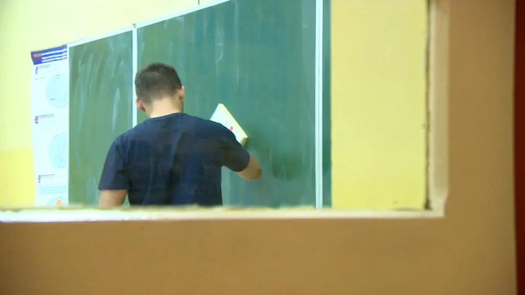 Coraz więcej nauczycieli odchodził z zawodu z powodu niskich pensji