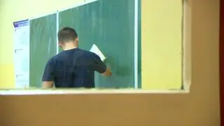 Coraz więcej nauczycieli odchodził z zawodu z powodu niskich pensji